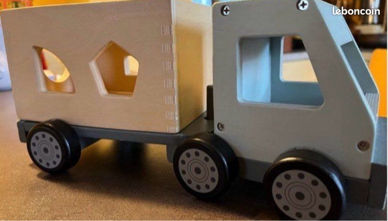 Camion jouet en bois , boite à forme (image 3)