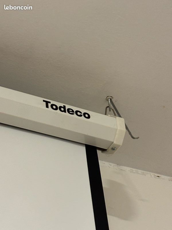 Lot vidéoprojecteur Full HD + écran 105" + support mural (image 8)