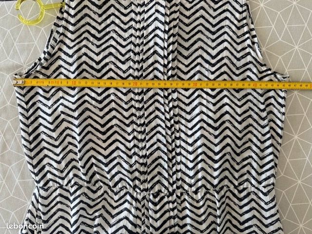 Robe sans manches soie imprimée zig-zags noirs sur fond blanc (image 9)