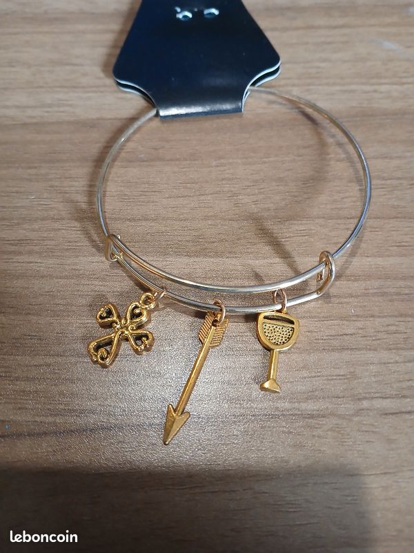 Bracelet à breloque neuf (image 2)