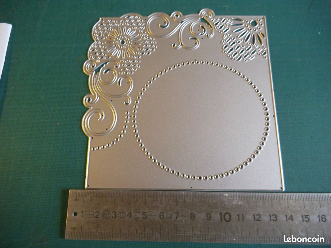 Matrice de découpe CADRE A VOLUTE ET ROND PERCE (image 1)