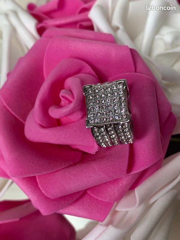Bague Fantaisie chevalière neuve ornée de strass Diamètre intérieur 1,7 cm (image 5)