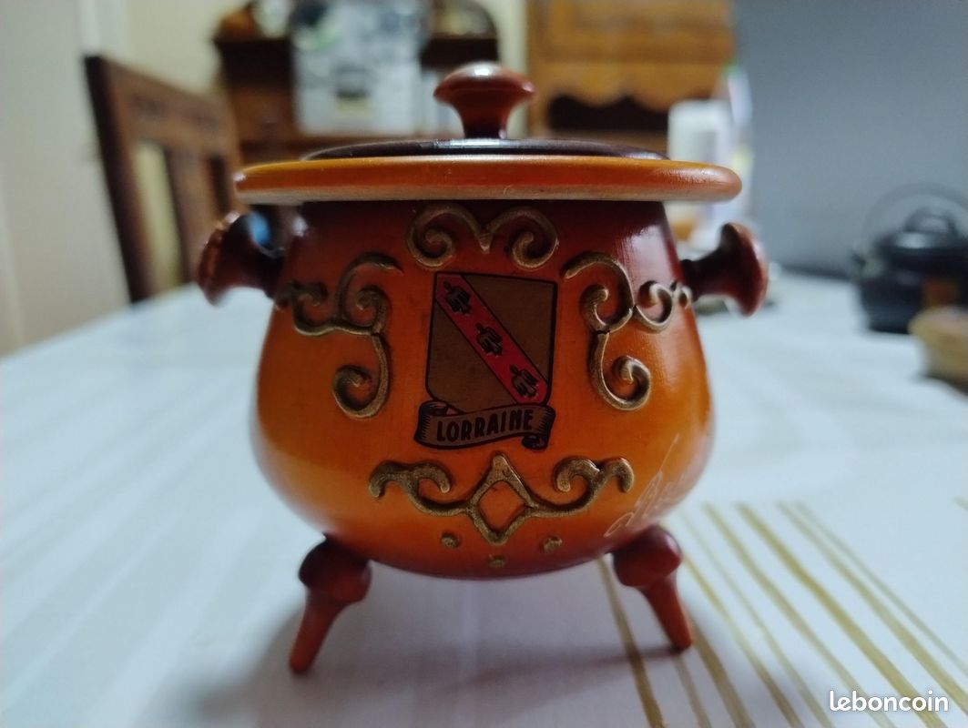 Petite boîte en bois représentant Rambervillers (image 1)