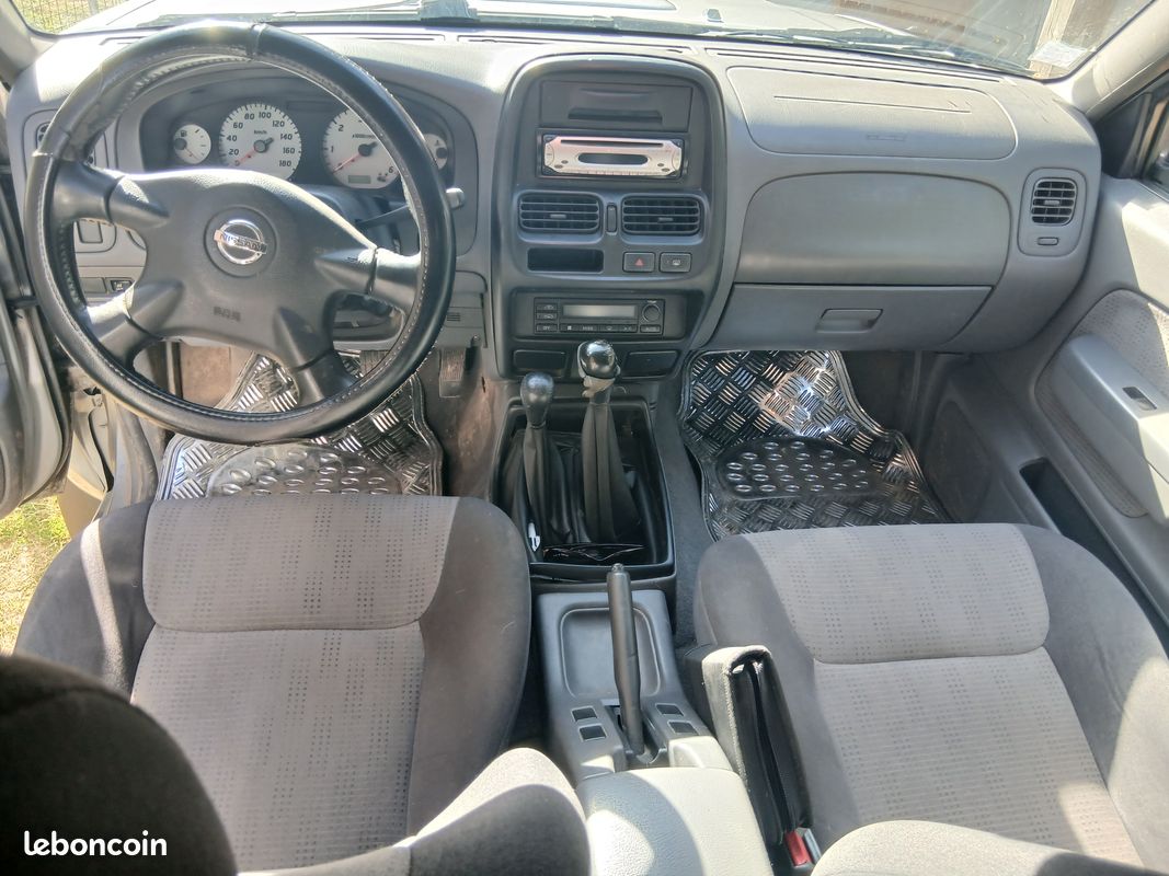 4x4 Nissan pick up (image 3)