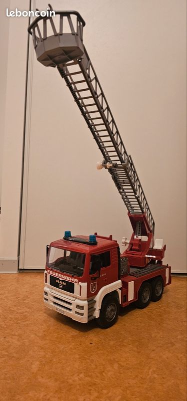 Camion de pompiers avec casque (image 2)