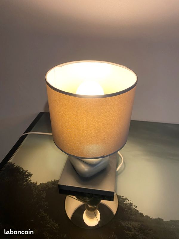 Lampe de chevet grise avec ampoule (image 2)