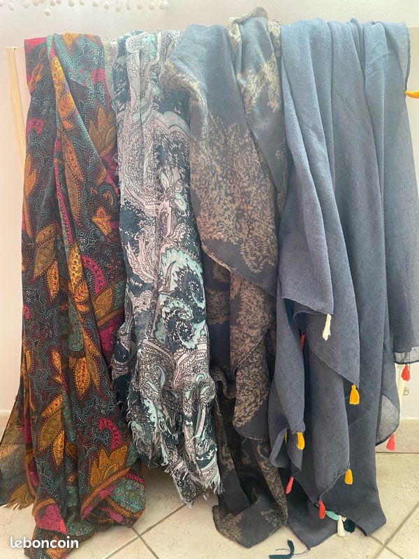 Foulards et écharpes différentes couleurs et dimensions (image 1)
