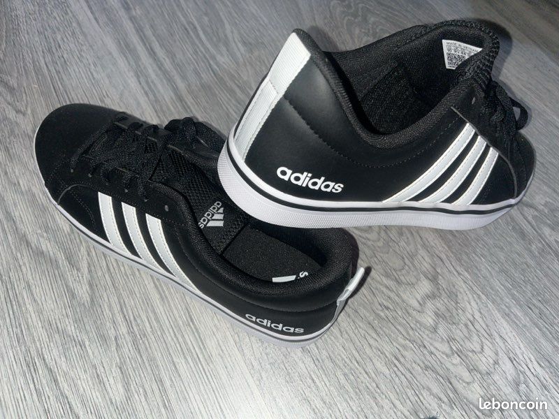 Baskets Adidas Enfant – Taille 5 – Noires, Semelle Blanche – Bon état