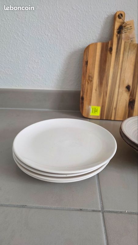 Assiettes et planche bois acacia (image 1)