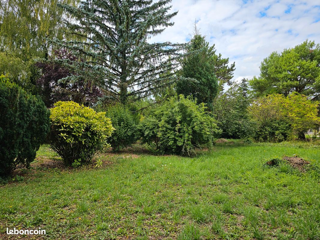 Terrain LONS proximité centre-ville · à Lons-le-Saunier · 69 100 €