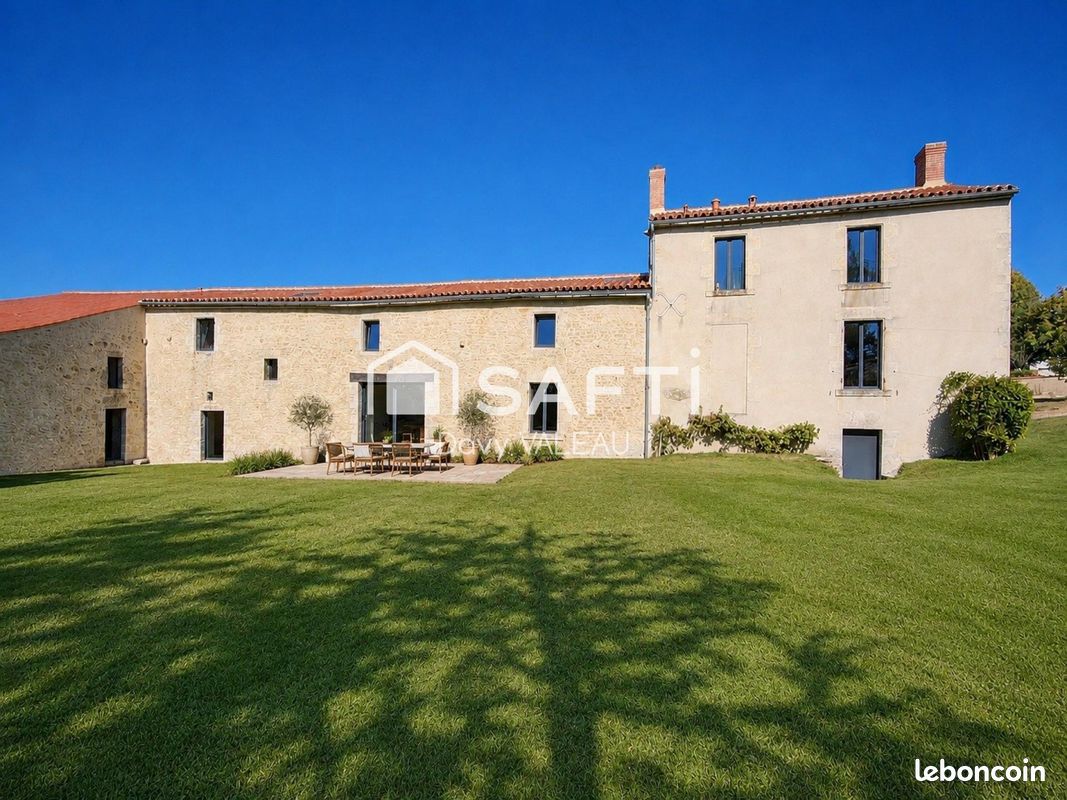 Maison 7 pièces 228 m² · à Saint-Martin-Lars-en-Sainte-Hermine · 228 m² · 349 900 €