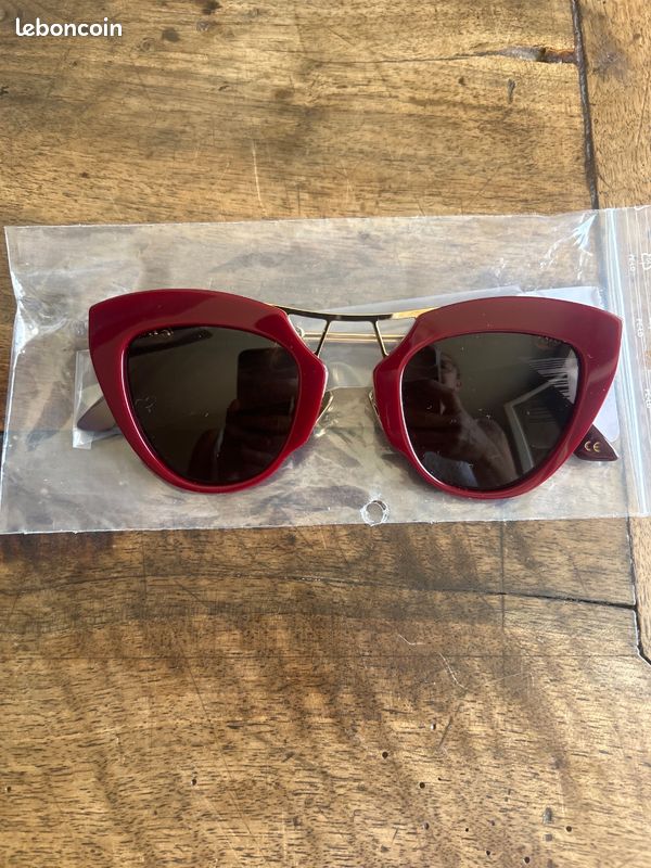 Lunettes de soleil style cat-eye rouge bordeaux monture épaisse tendance rétro (image 1)