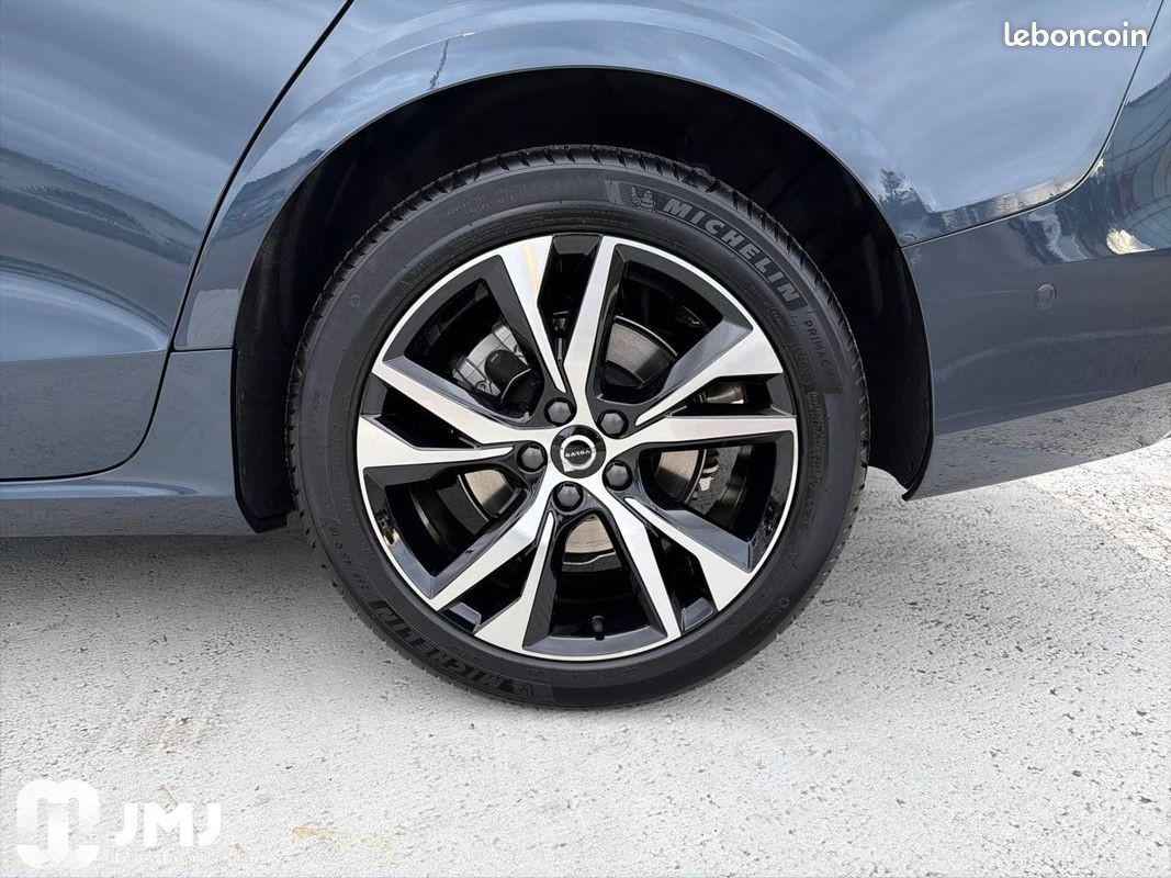 VOLVO V60 B4 197 ch DCT7 Ultra Style Dark (image 16)