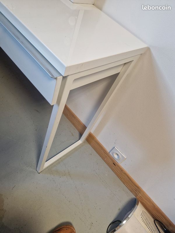 Bureau (image 1)
