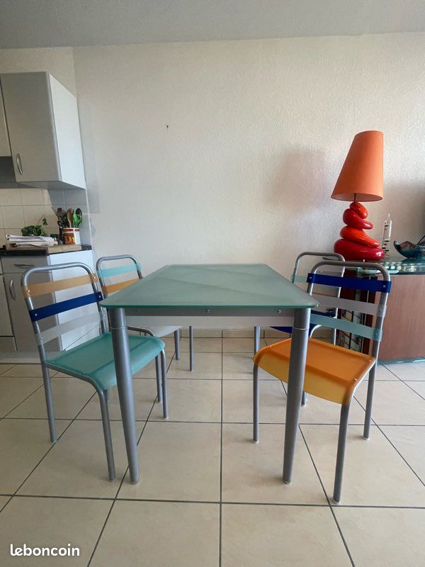 Jolie table à manger art moderne contemporaine avec ses 4 chaises colorées (image 2)