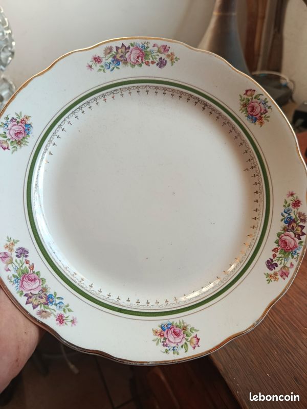 Lot d assiettes en faïence de la manufacture française Digoin & Sarreguemines, portant le nom du modèle « Trianon » (image 2)