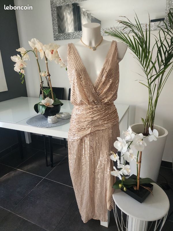 Une robe longue lamée or taille XS Marque Zara Vêtements