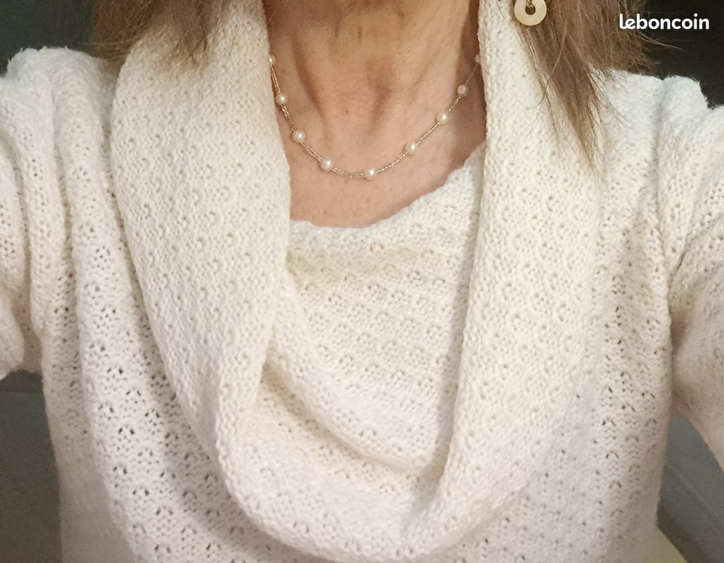 Collier en fausses perles de cultures blanches séparées par des petites perles argentées (image 3)