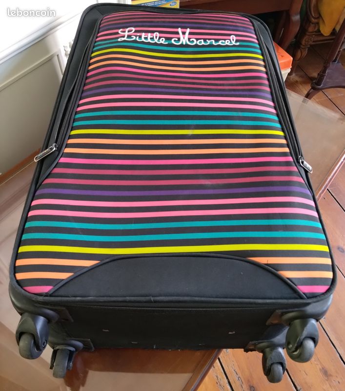 VALISE SOUPLE - GRAND MODELE 80x44x28 - MARQUE LITTLE MARCEL - A ROULETTES ET POIGNEE RETRACTABLE – GRANDES POCHES INTERIEUR ET EXTERIEUR – PARFAIT ETAT (image 2)