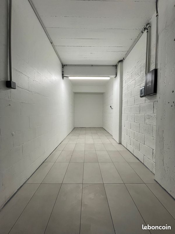 Parking Stockage Atelier - Borne de Recharge Électrique Individuelle · à Paris · 35 000 €