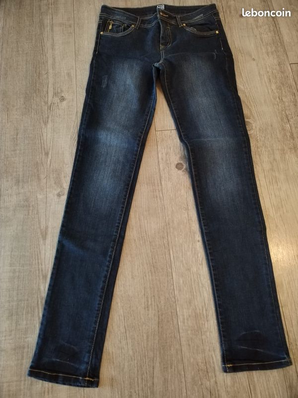 Jean slim, Effet délavé, Détails papillons sur poches arrières, Taille 38, Kiabi, Très bon état (image 1)