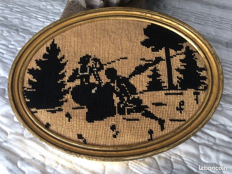 Cadre médaillon, Broderie Vintage, scène galante (image 2)