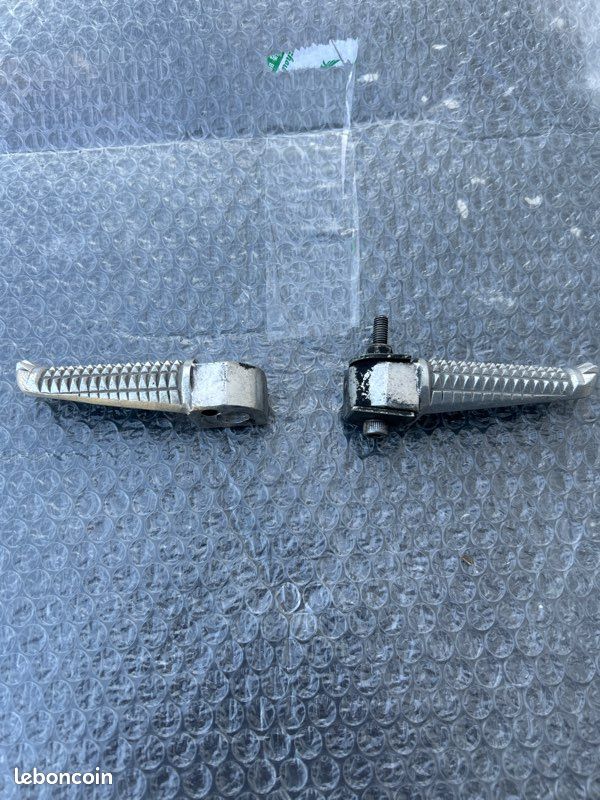 2 Repose pied arrière Yamaha avec vis et support (image 1)