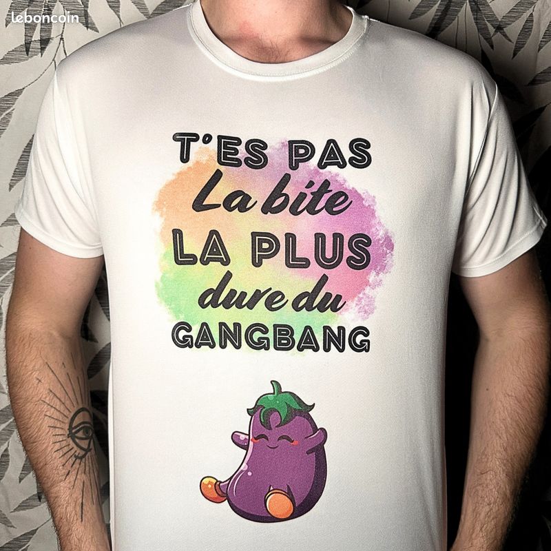 T-shirt Homme Gildan Taille M Gris - Coupe Regular, Imprimé, Neuf Sans étiquette, Fabriqué à Haïti