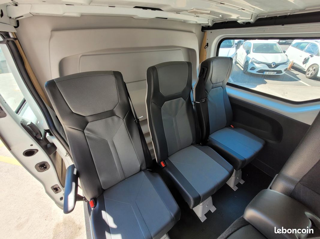 RENAULT TRAFIC L2H1 FOURGON 2.0 Blue DCI 120 GRAND CONFORT CABINE APPROFONDIE FIXE 06 PLACES comme NEUF avec HABILLAGE BOIS COMPLET / IMMATRICULÉ MAIS JAMAIS ROULÉ / 137 KMS ( Prix Vente 30 990 HT ) (image 10)