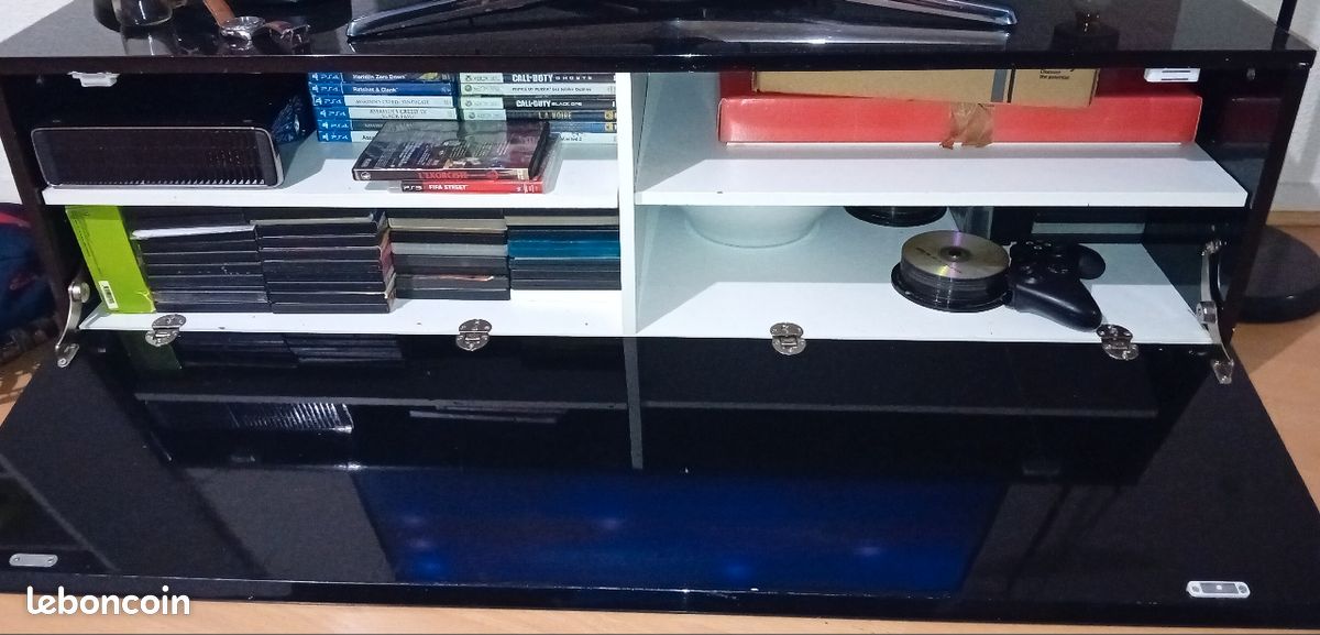 Meuble TV noir en bon état, avec espaces de rangement (image 2)