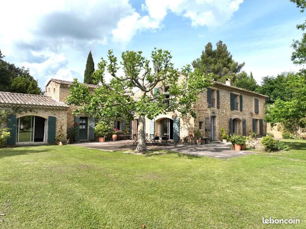 Maison 9 pièces 237 m² · à Uchaux · 237 m² · 697 000 €