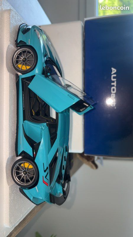 Autoart lamborghini aventador svj turquoise 1/18 + vitrine 1/18 (image 6)