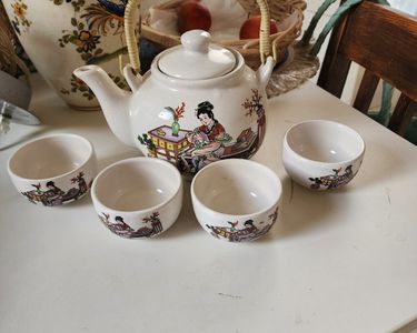 Service à thé asiatique avec théière et deux tasses/Céramique blanche Service à thé asiatique avec théière et deux tasses/Céramique blanche