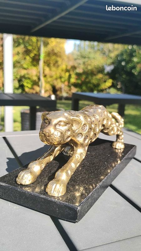 Figurine Jaguar/Léopard se faufilant vers sa proie, en aluminium doré sur socle marbre noir 20x9 cm (image 4)