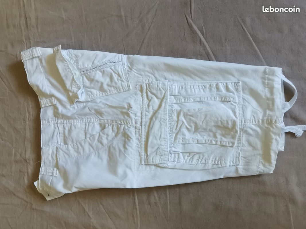 Short blanc
Poches latérales et lien de serrage au genoux
Taille 28
Jamais mis (image 3)