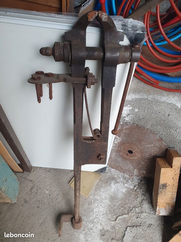 ETAU A MAIN ANCIEN EN METAL Métal