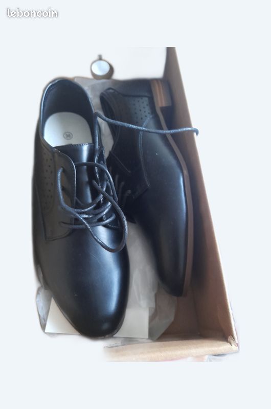 Chaussures en cuir, plates, couleur noire. Pointure 36 (image 1)