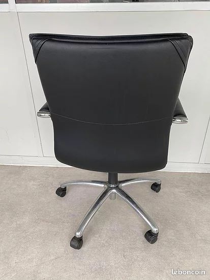 Fauteuil de bureau en cuir noir à roulettes (image 3)
