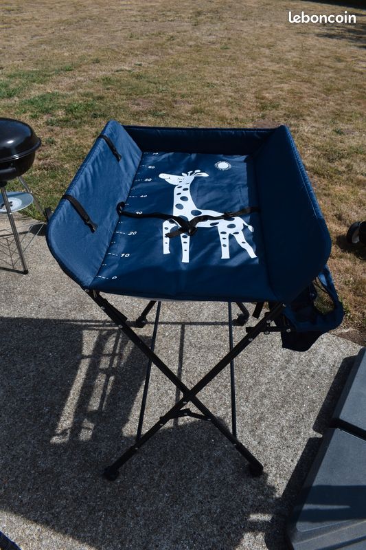 Table à langer pliante réglable en hauteur avec rangements – Très bon état (image 1)