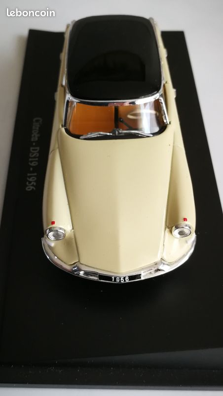 Miniature Universal Hobbies Citroën DS19 Berrogaz 1956 - 1/43 - Bleu Toit Noir