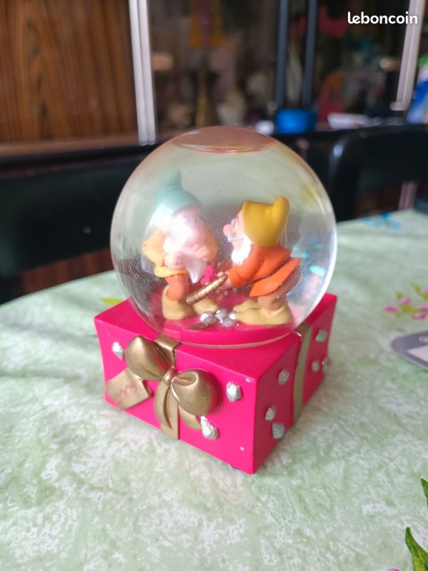 Boule de neige disney nains blanche neige 2009 (image 2)