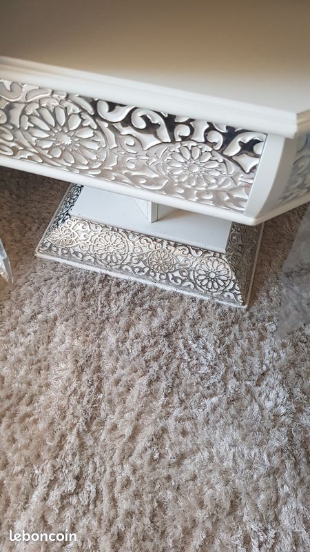 Table blanche à motifs (image 1)