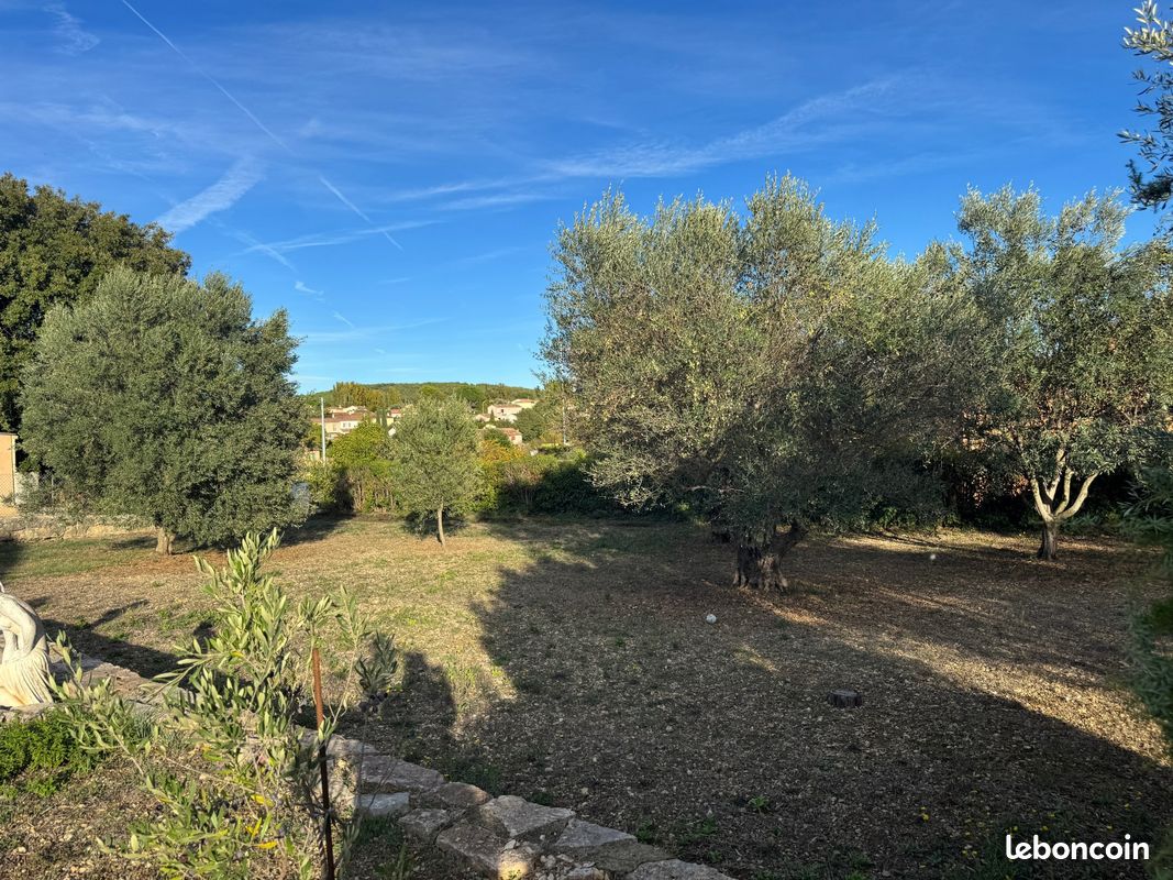Terrain 580 m² LORGUES · 159 000 €