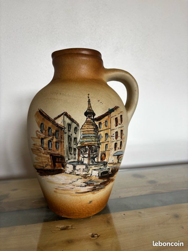 Grande cruche en céramique peinte à la main – décor village provençal vintage (image 1)