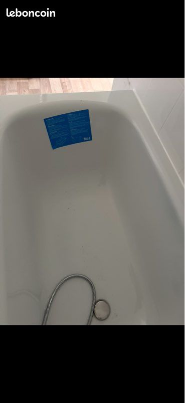 Meuble double vasque neuf baignoire neuve Toilettes occasion 100 le double vasque 130 la baignoire avec le robinet neuf prix négociable, si vous prenez tout et à venir récupérer à domicile (image 3)