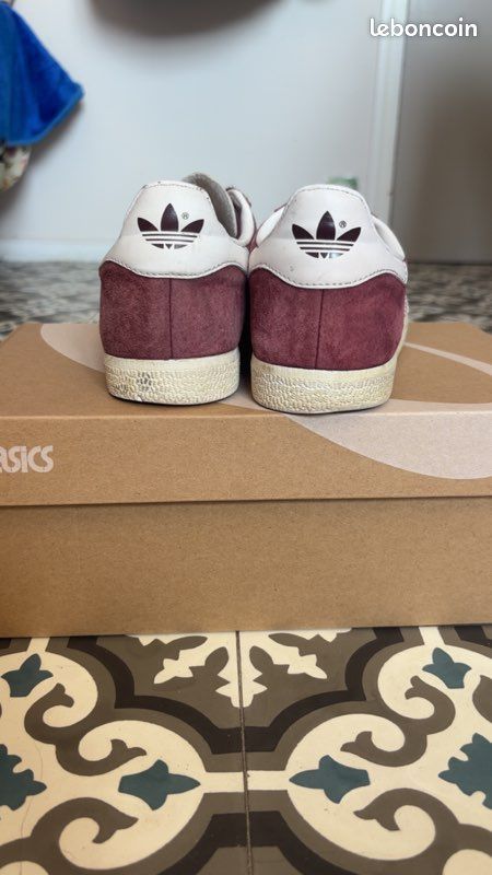 Basket Adidas Gazelle bordeaux/blanc — Taille 39,5 (EU) (image 2)
