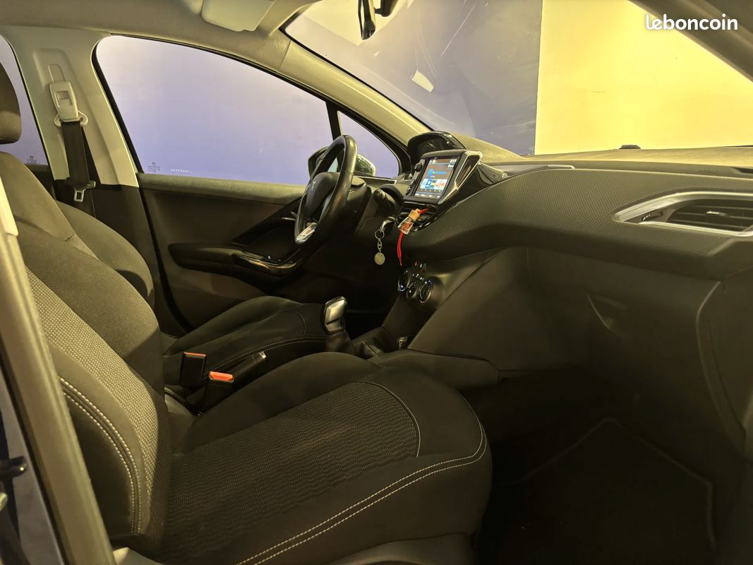 PEUGEOT 208 1.6 D 75ch STYLE - 2017 - CarPlay - Suivi complet - Régulateur de vitesse - Climatisation - Bluethoot (image 12)