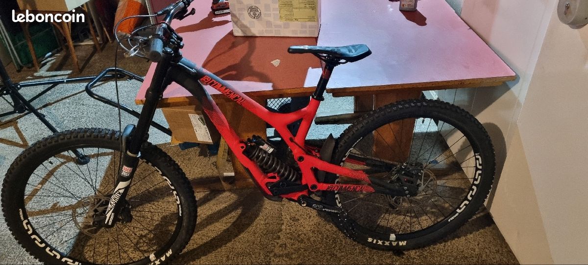 COMMENÇAL Supreme DH V4 Race quasi neuf Vélos