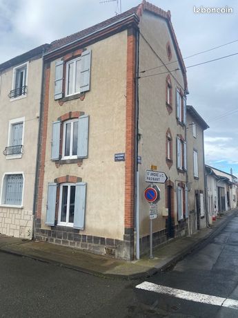 Maison de bourg en centre ville avec stationnement facile devant la maison