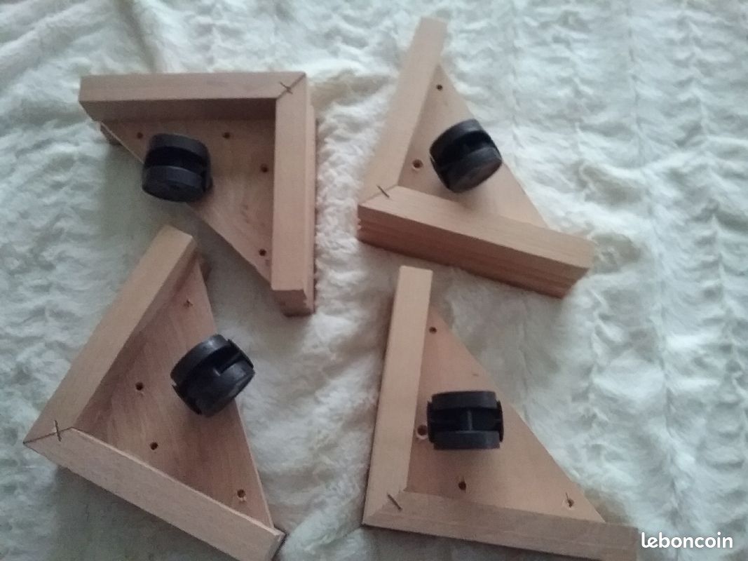 Lot de 4 angles de meuble en bois sur roulettes (image 1)
